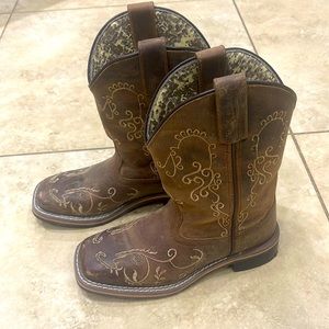 Girls Smoky Mountain Boots. Distressed brown leather.